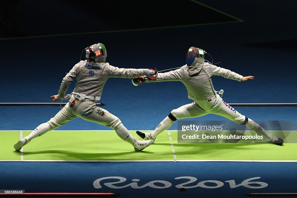 Mojtaba Abedini fencing action